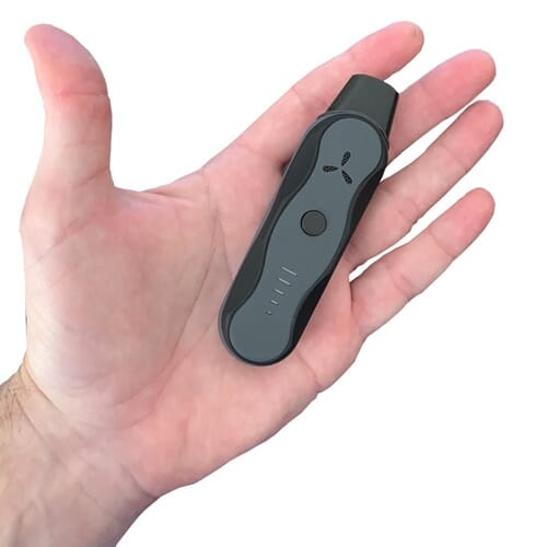 Diskrétní AirVape Xs GO jednoduše skryjete do dlaně své ruky.